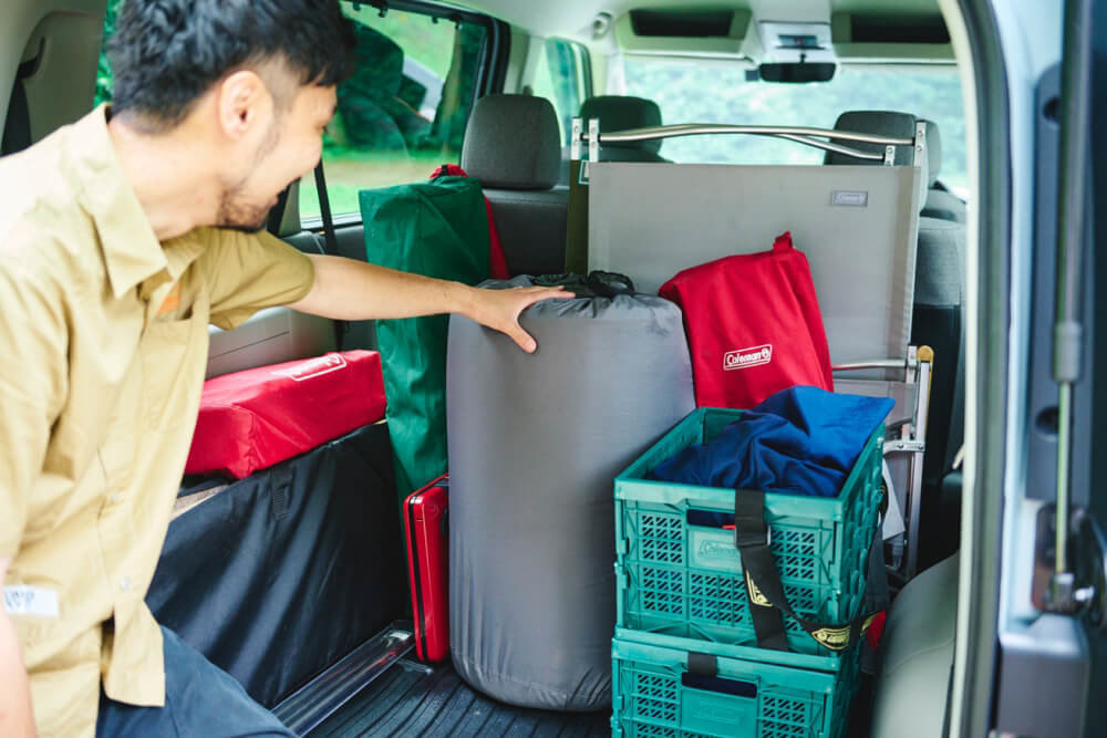 新型STEPWGN（ステップワゴン）への荷物の積み方をレクチャーするコールマン神田さん