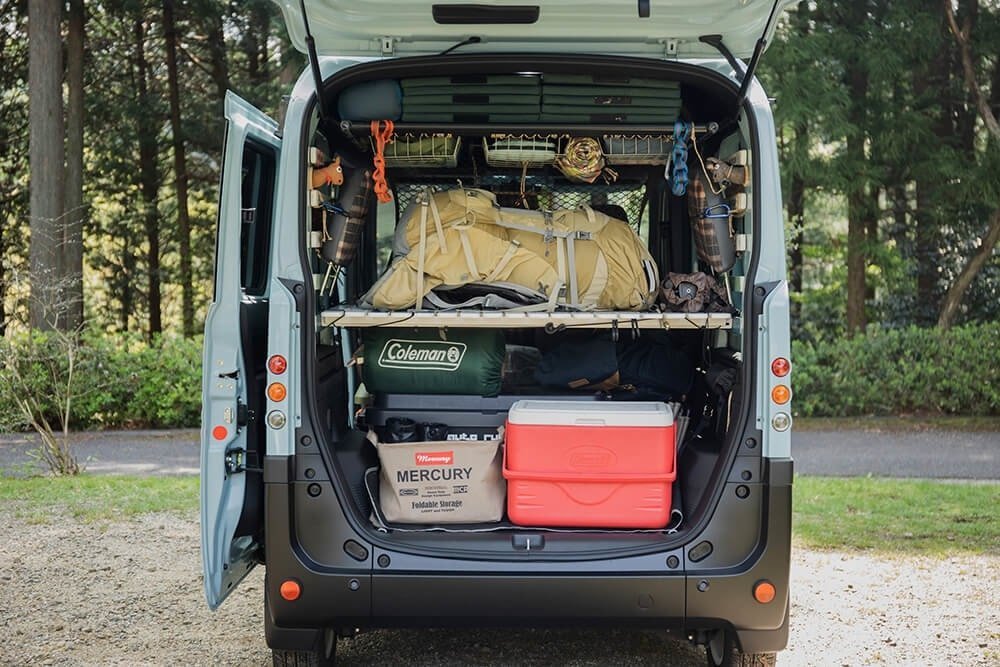 登山やキャンプ用品を積んだ三島さんのN-VAN MALIBU荷室