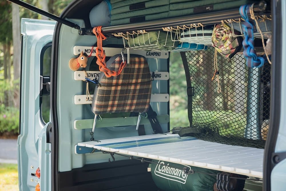 ウッド調の装飾で統一したN-VAN MALIBUの荷室