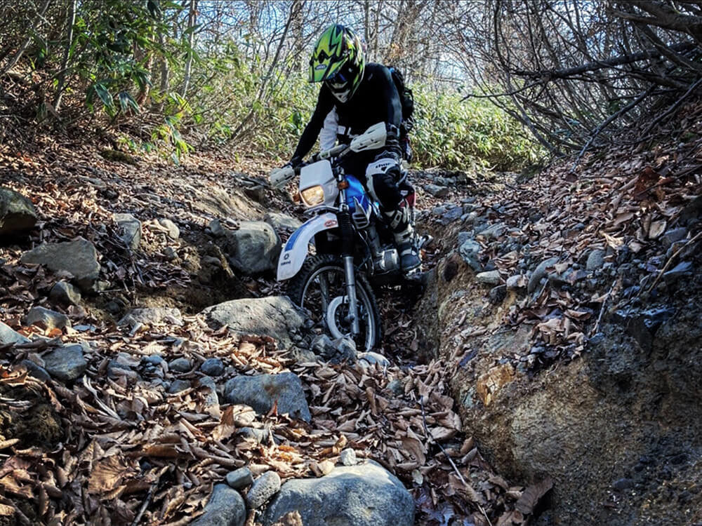 セロー225で山道を走る鈴木友唯さん
