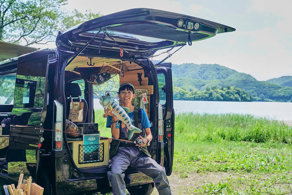 釣りと車中泊仕様のクルマと男性