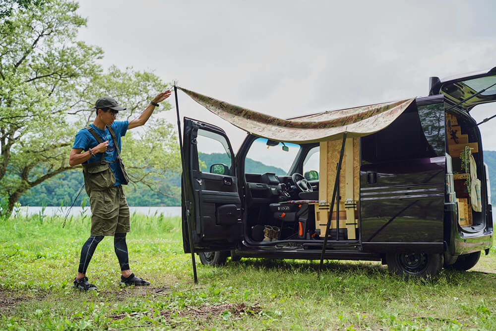 カーサイドタープをセットするN-VAN