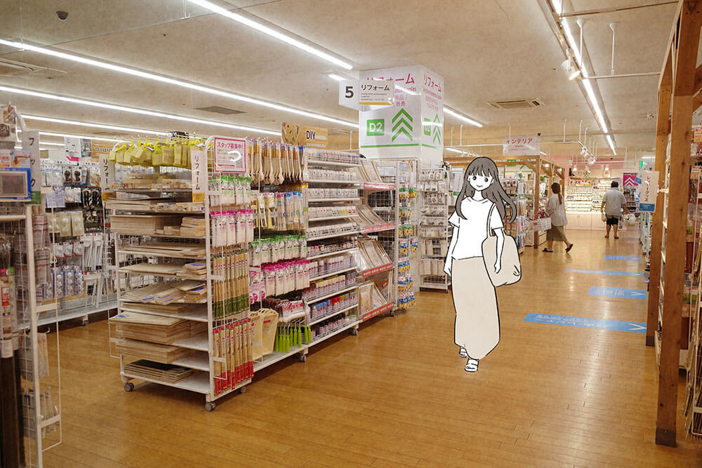 DAISO 三郷鷹野店の店内を歩く いとうみゆきさん