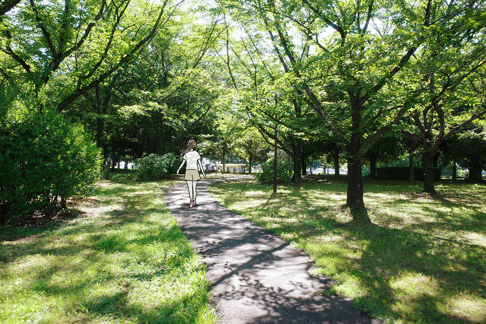 「古代蓮の里」の敷地内を散歩する、いとうみゆきさん