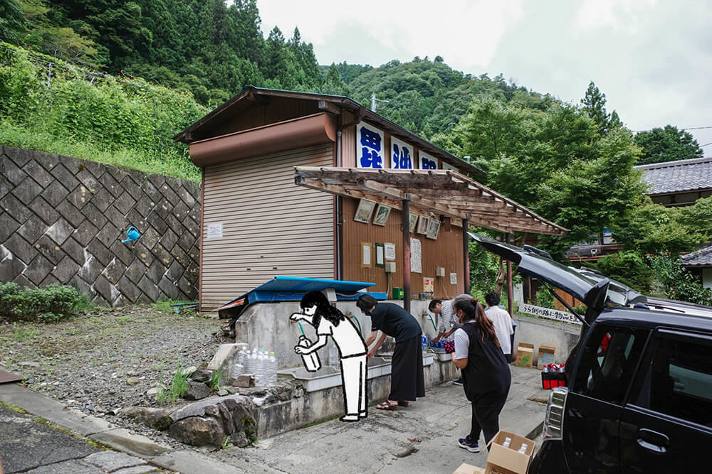 毘沙門水で水を汲む人々