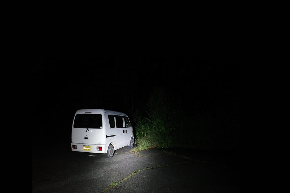 夜道を走る いとうみゆきさんの車