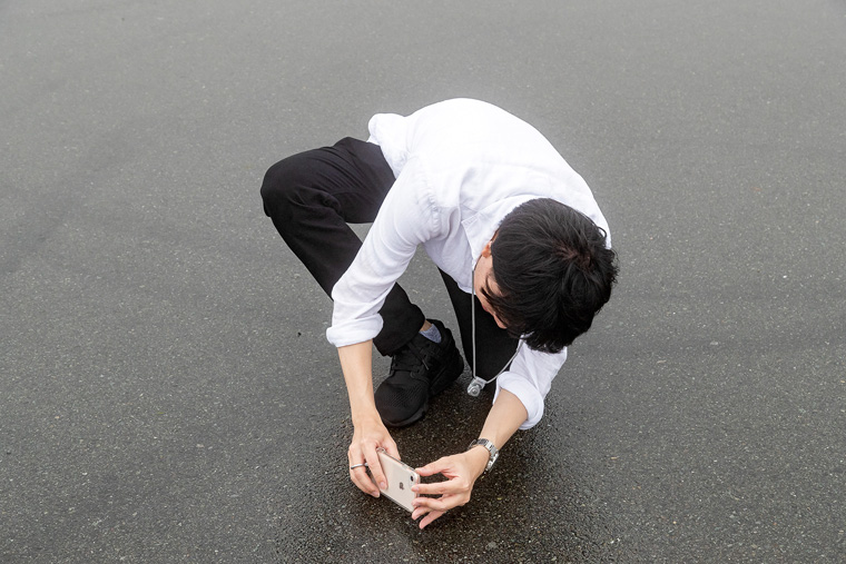 スマホなら手軽に超ローアグル撮影もできますね