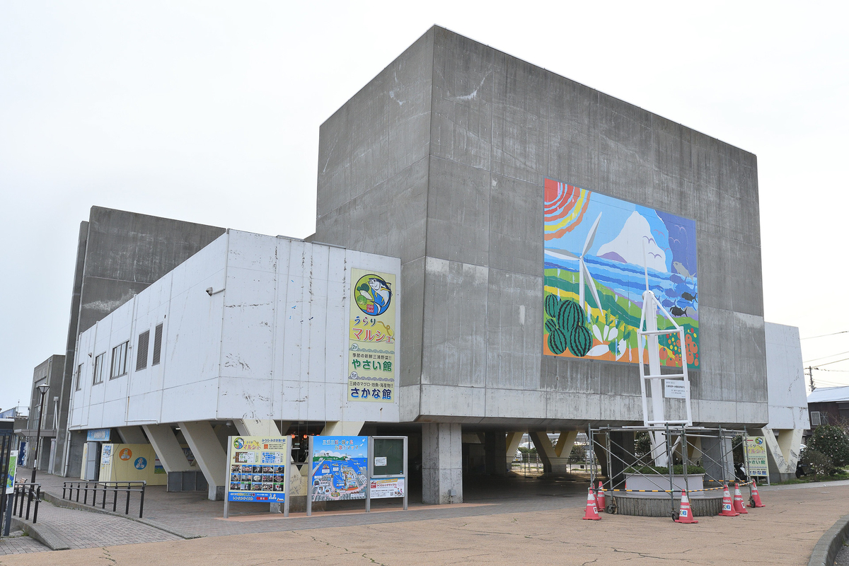 三崎漁港の魚市場近くの「うらり」には、船着き場に近くで車中泊もできる駐車場があります