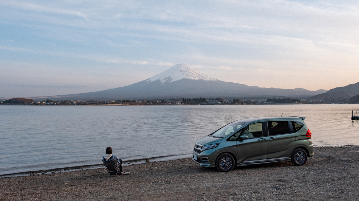 キャンプ場で富士山を眺める写真