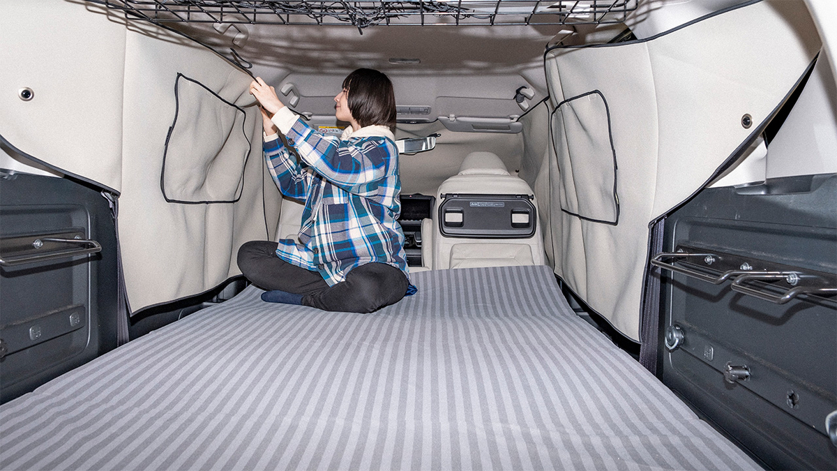 プライバシーシェードを貼る写真