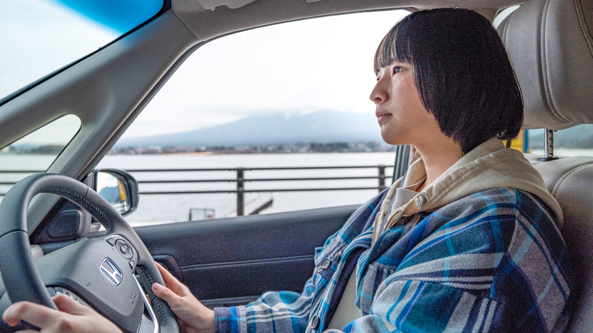 河口湖沿いを運転する写真