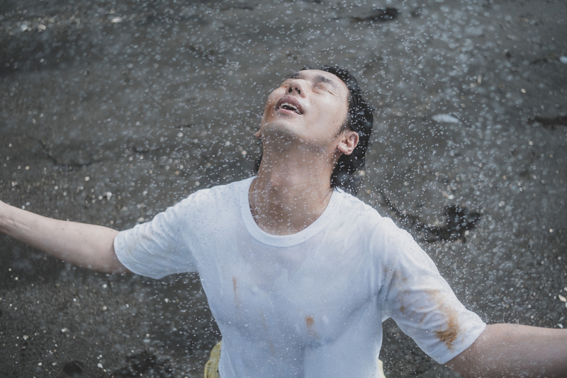 雨に濡れる大川さんの写真