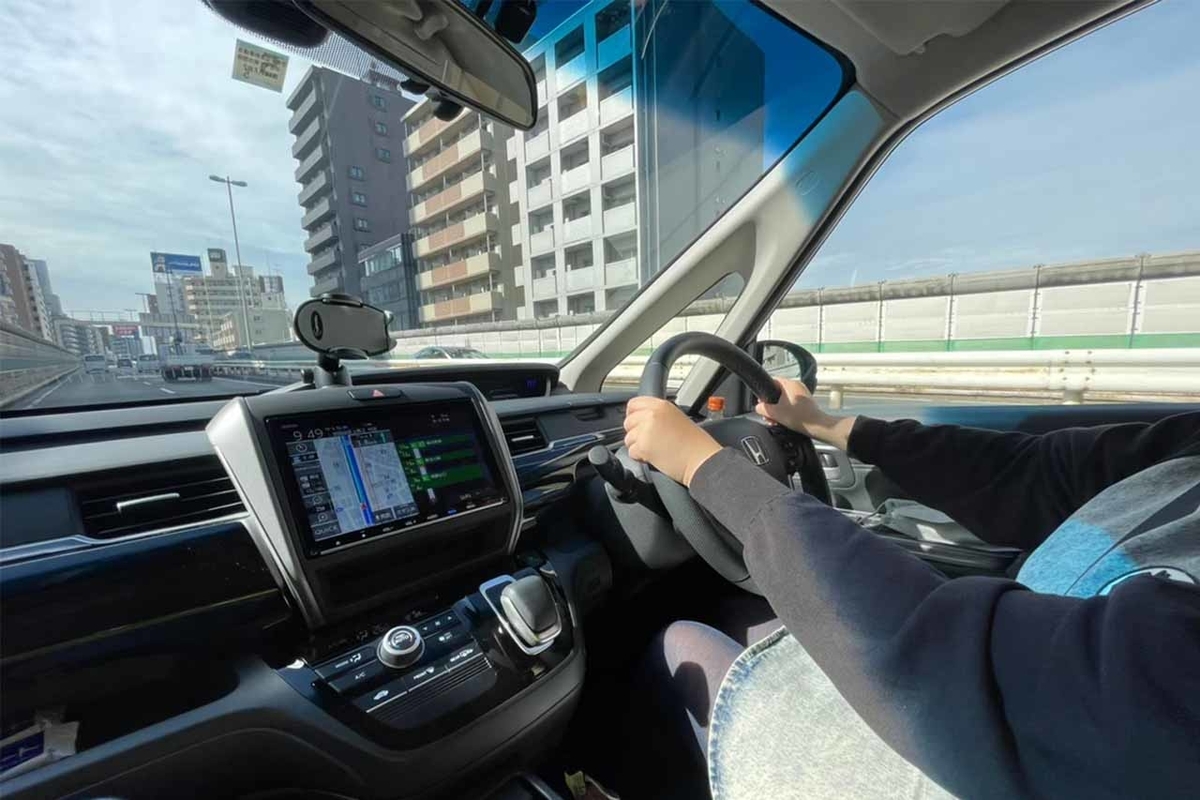 首都高速道路を運転するさほさん写真