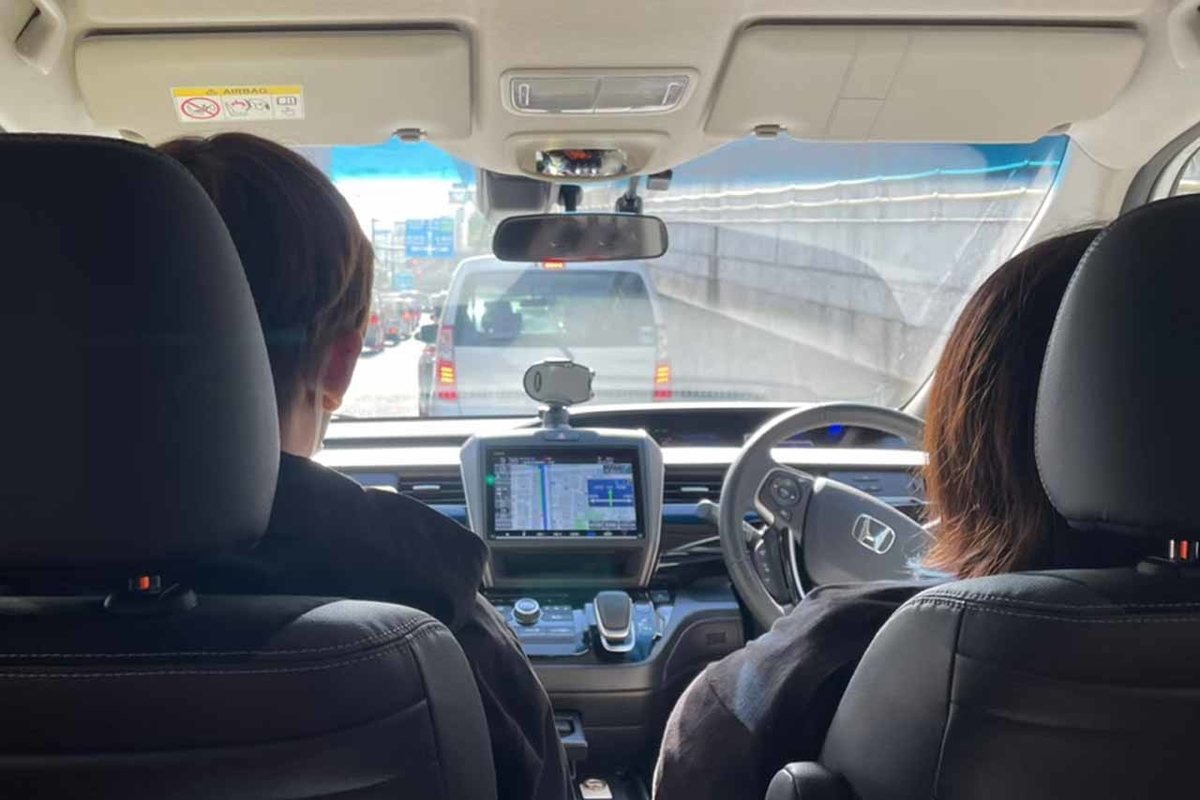 さわやかに向かう途中の車内で盛り上がる３人写真