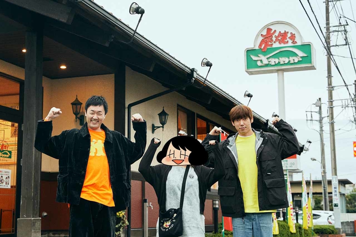 静岡のさわやか店舗に到着した３人、店前で記念撮影