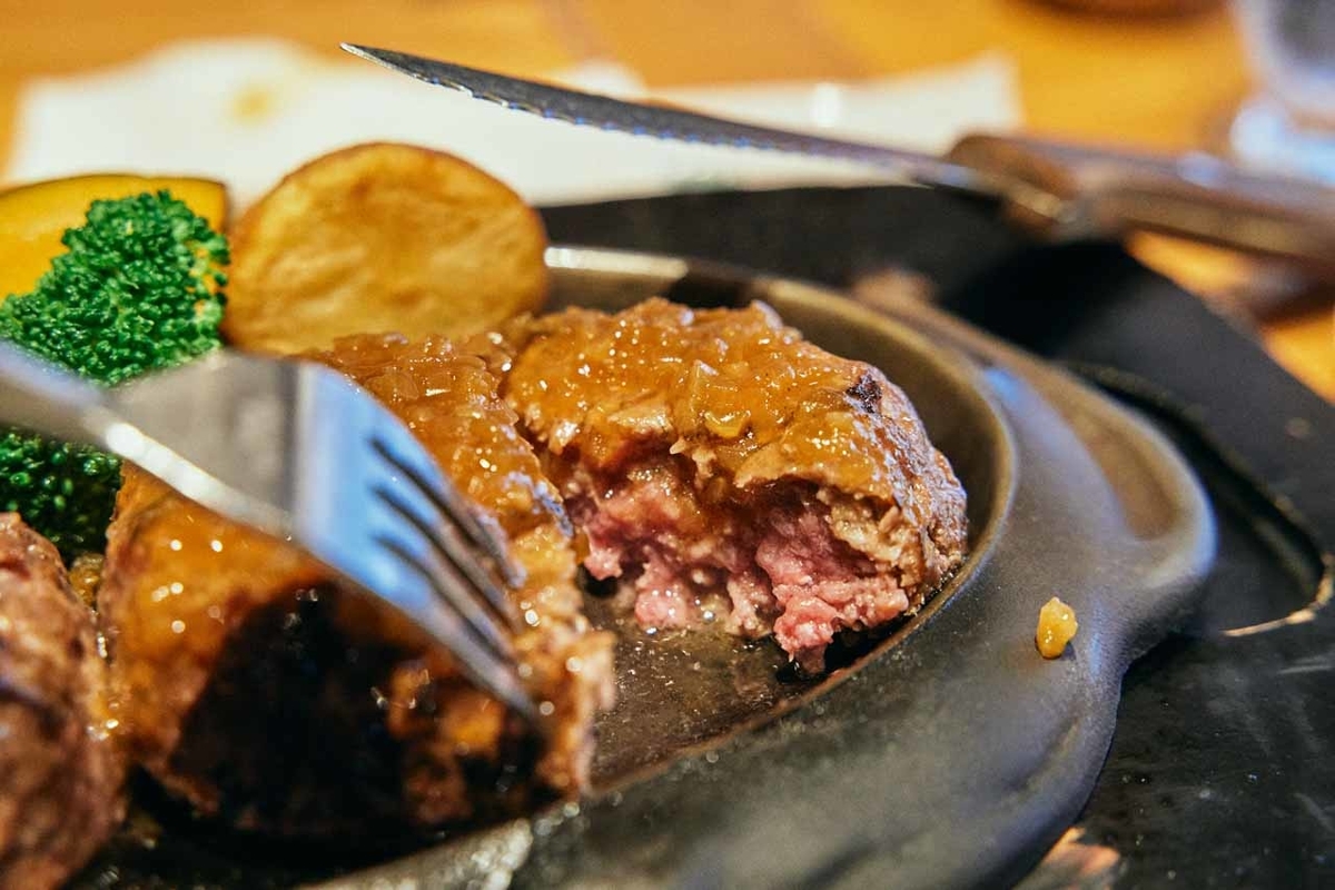 げんこつハンバーグを切ったら肉汁写真