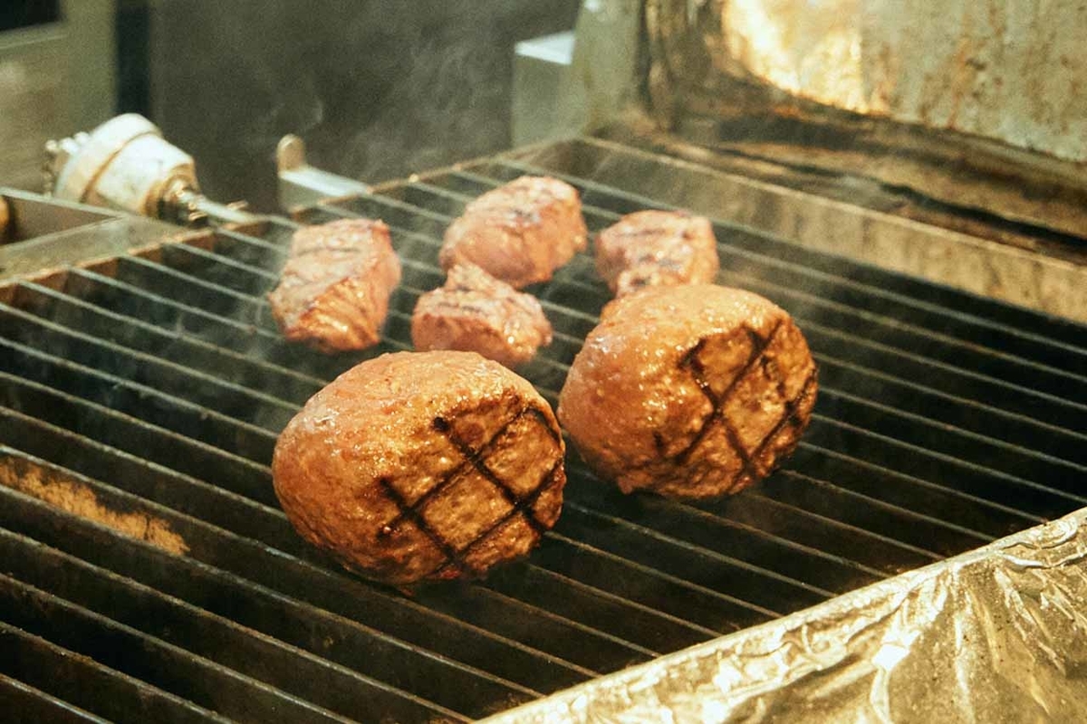 炭火で焼かれるげんこつハンバーグ写真