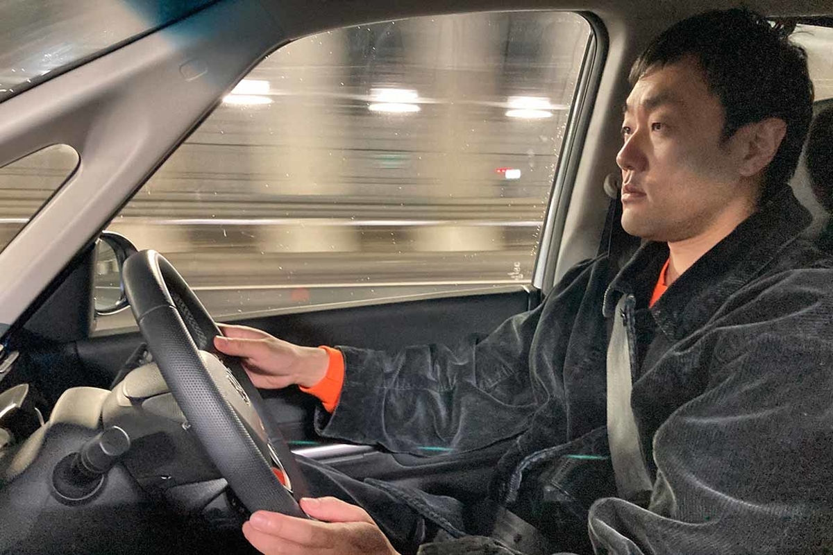 帰路を運転する五明さん写真