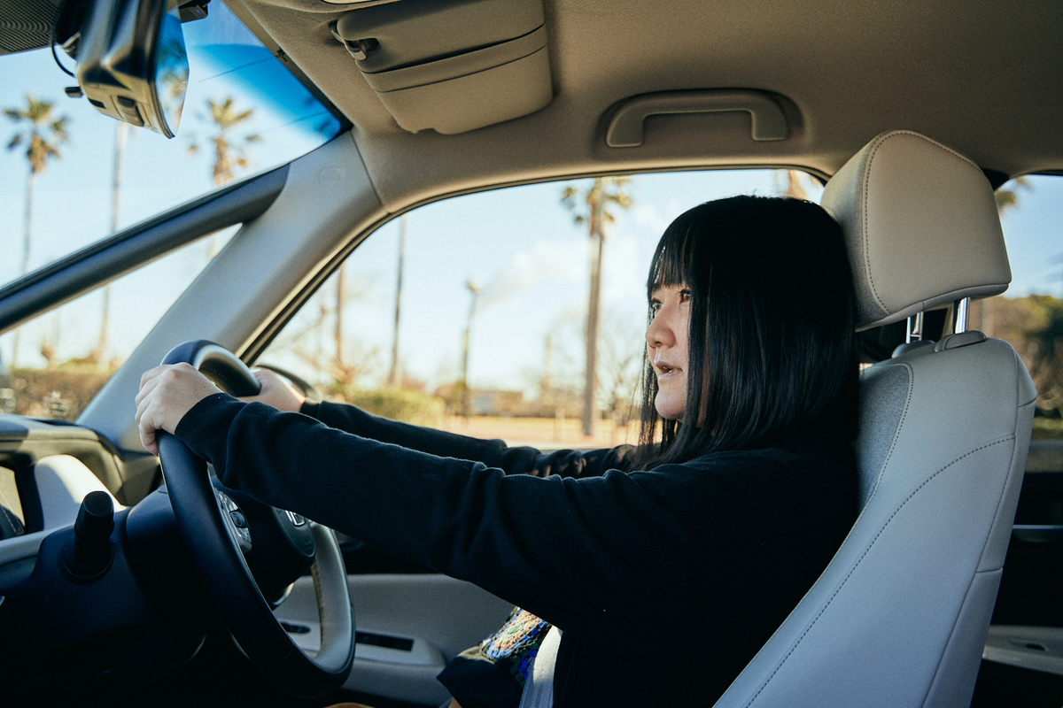 クルマを運転する朝井さんの画像