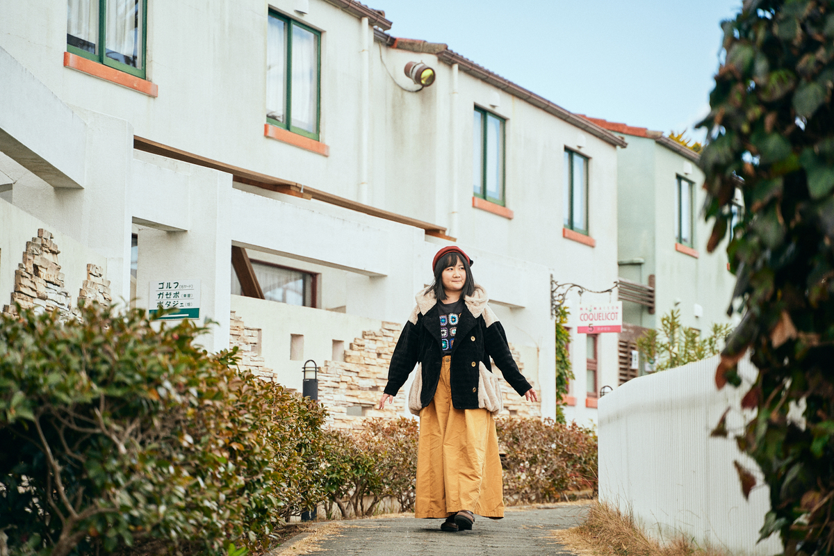 ホテルの中を歩く朝井さんの画像
