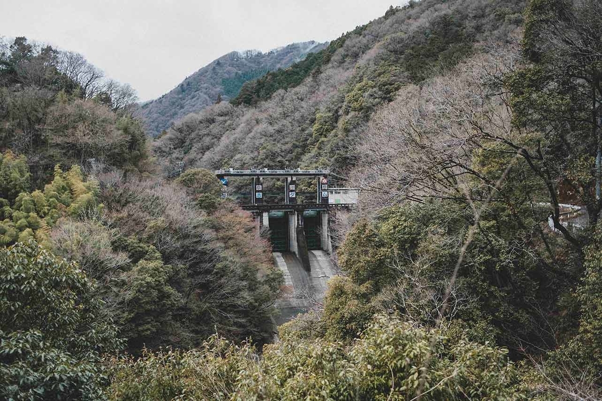 山道から望める道志ダム写真