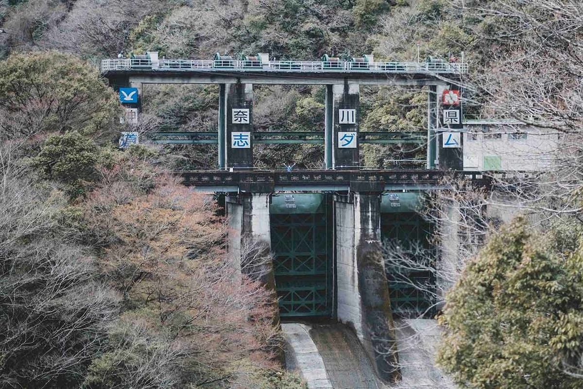 道志ダムの巨大な水門写真