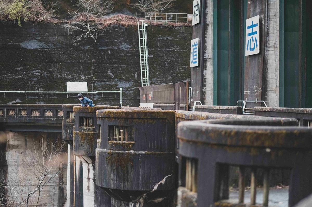 道志ダムの上の一般道に設置された展望台写真
