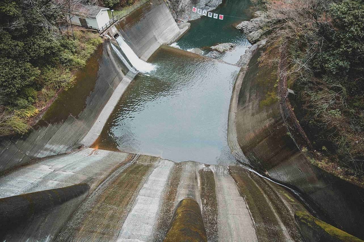 道志ダムの展望台から見下ろしたときの眺め写真