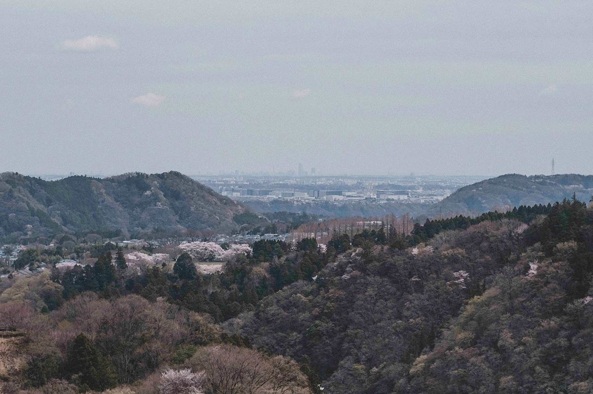宮ヶ瀬ダムから横浜のランドマークタワーが見える写真