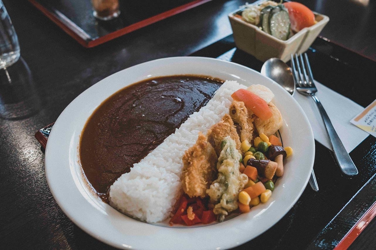 旅館みはるの宮ヶ瀬ダムカレーが萩原さんの目の前に写真