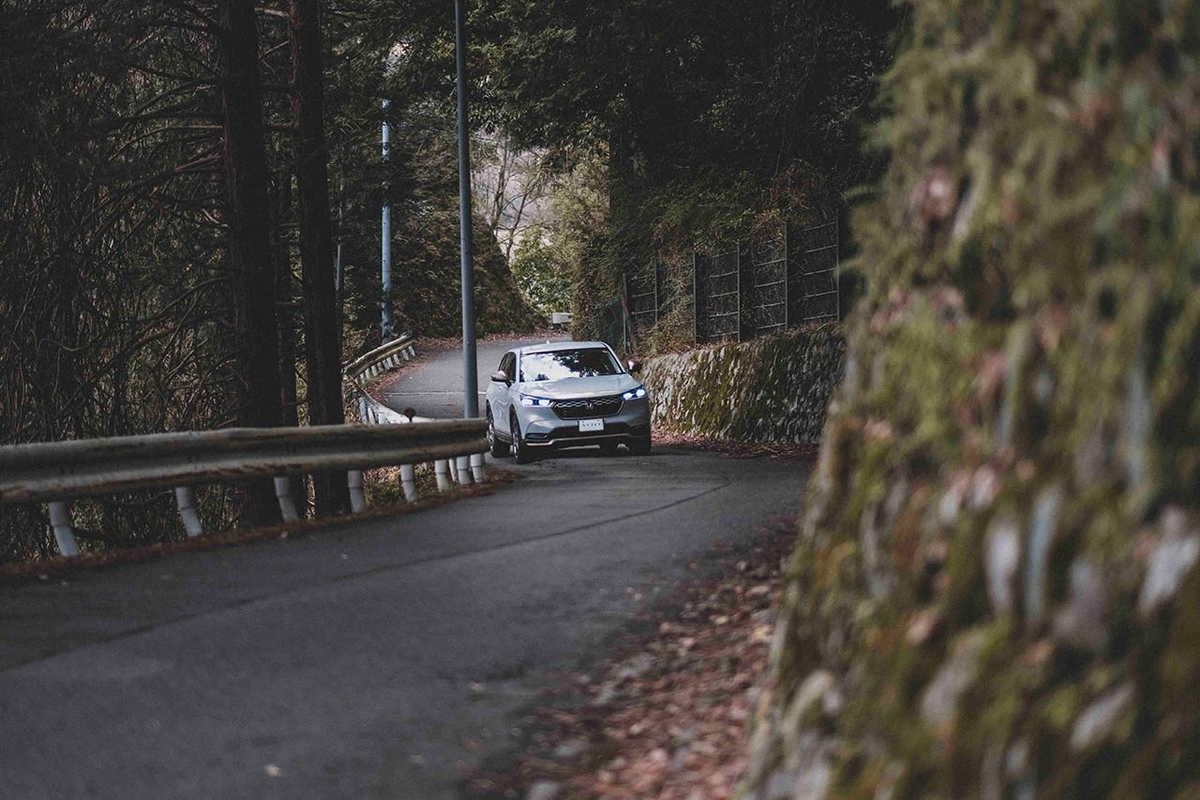 ダムへ向かう旅路、山道を走るヴェゼル写真