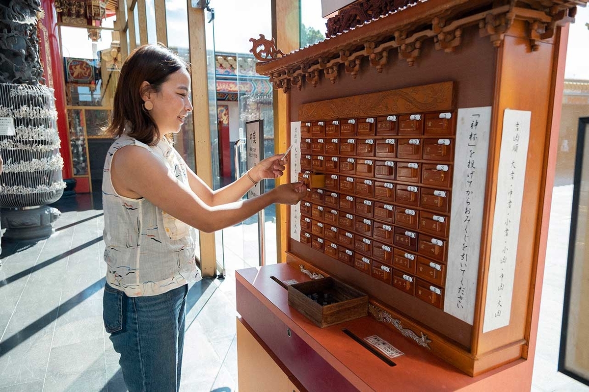 番号のおみくじを取る田中伶