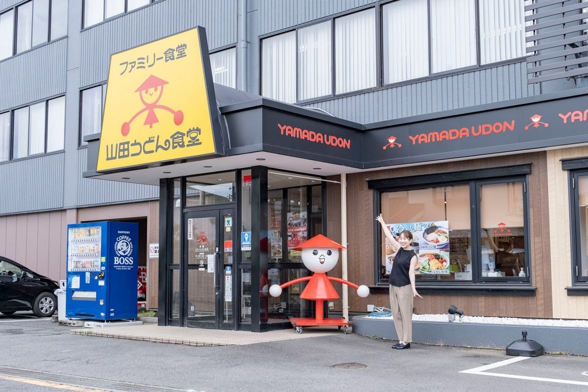 山田うどん食堂１号店に到着した山口真央さん