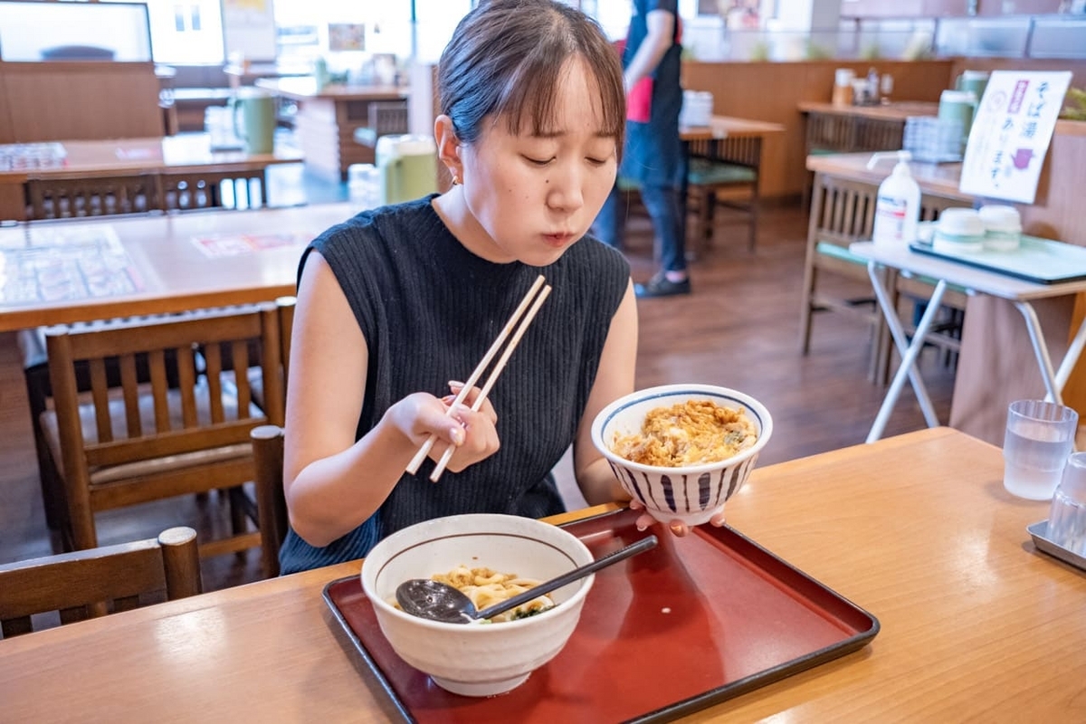 かき揚げ丼をほおばる山口真央さん
