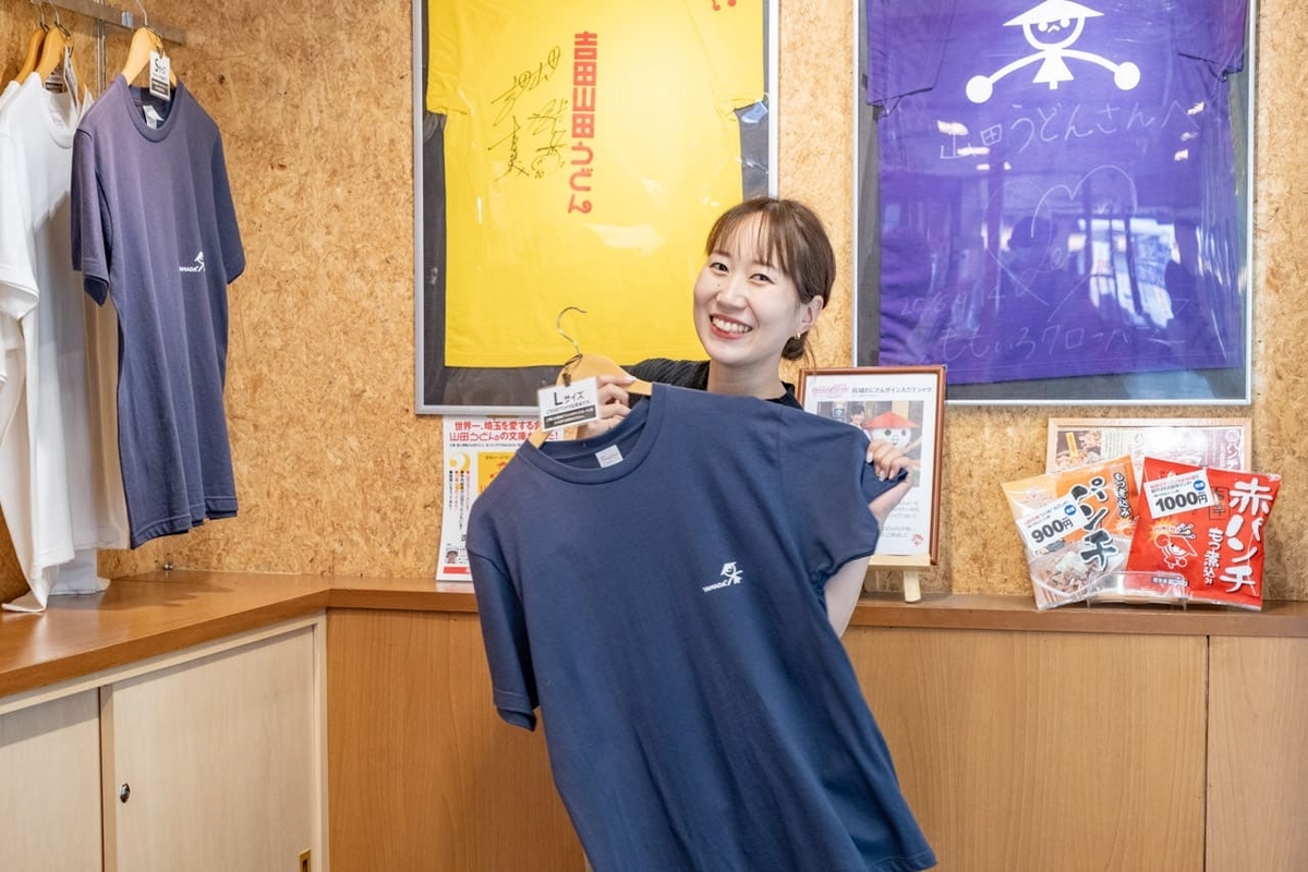 山田うどん食堂Tシャツと山口真央さん