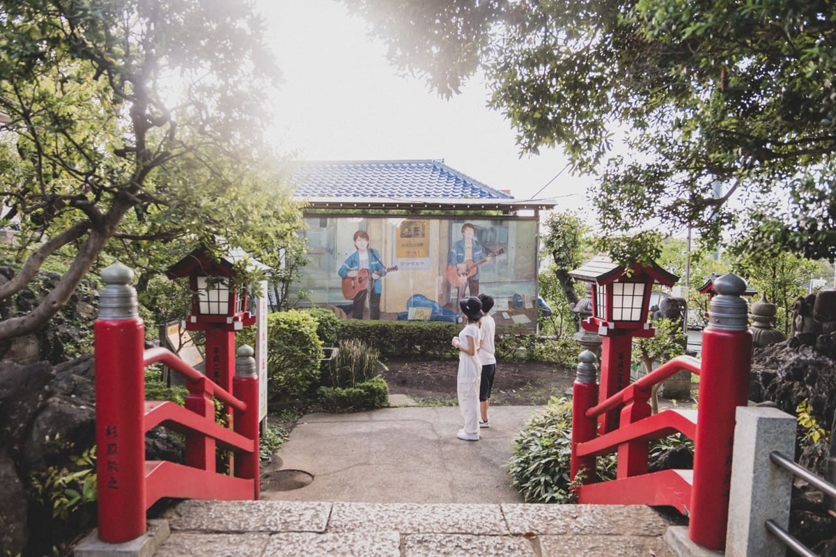 岡村天満宮にある横浜市立岡村中学校指定のジャージ姿で歌うゆずの2人を描いた壁画