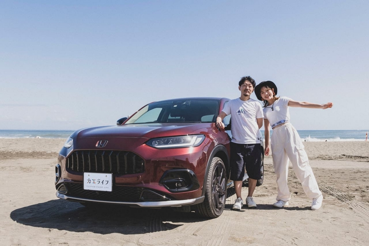 今回使用したHonda ZR-Vと矢島由佳子さん、もんきちさん