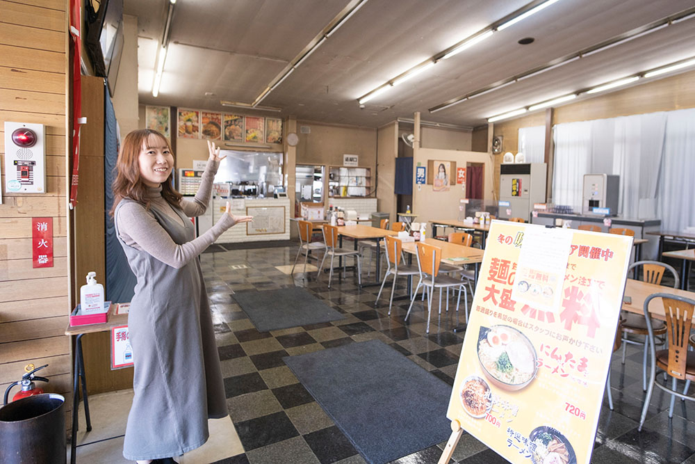 ゆにろーずにんたまラーメン取手店の店内は昭和の雰囲気