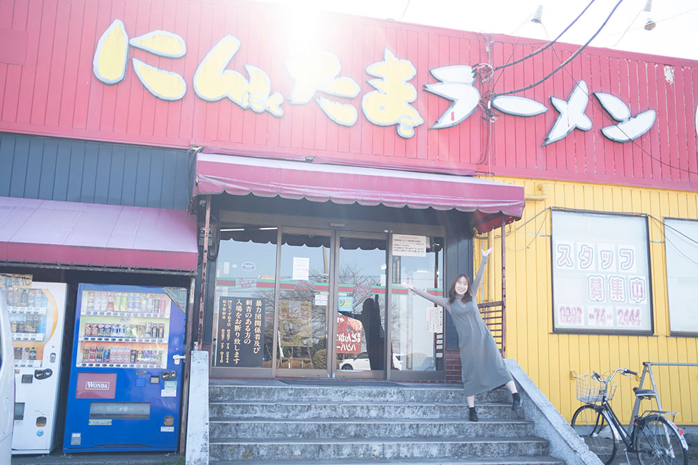 ゆにろーずにんたまラーメン取手店の前で記念撮影する山口真央