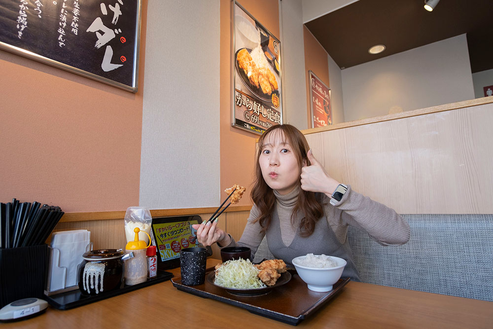 から好しの唐揚げを一口いただく山口真央