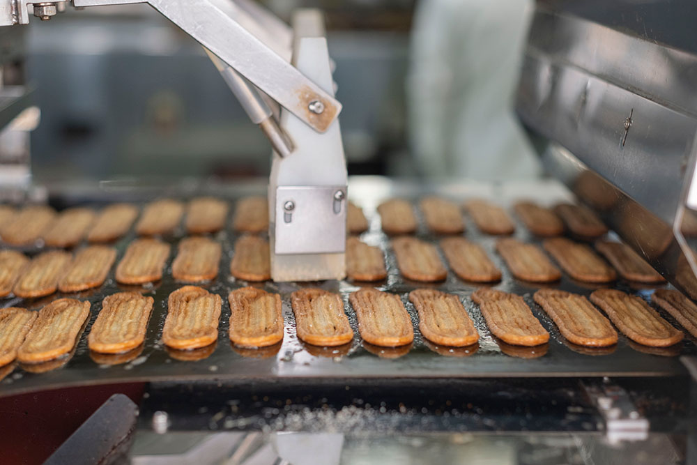 うなぎパイファクトリーのライン作業風景