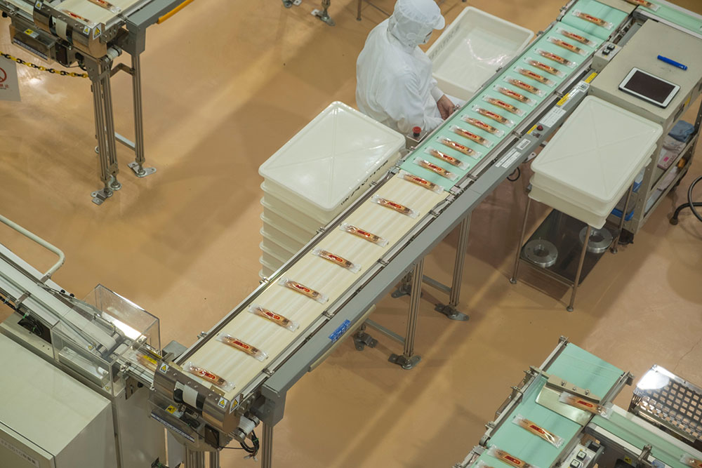 包装されたうなぎパイが綺麗にラインに並んでいる