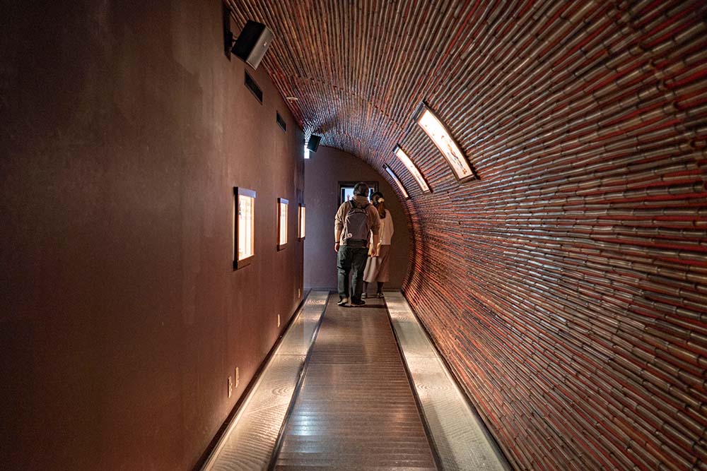 うなぎの寝床を模している通路