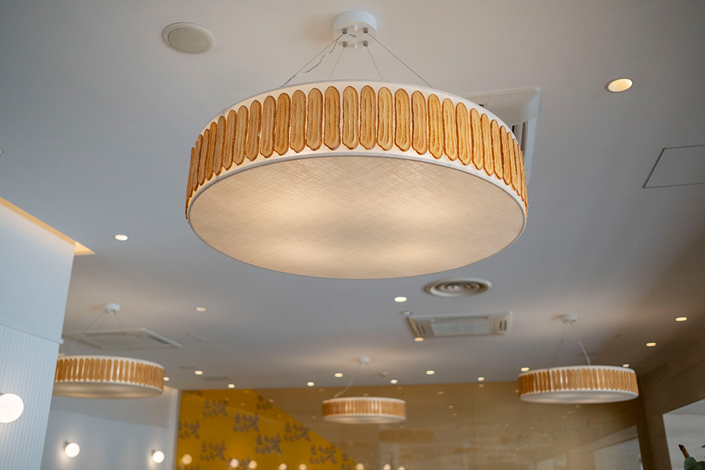 UNAGI PIE CAFEのライトはうなぎパイ仕様