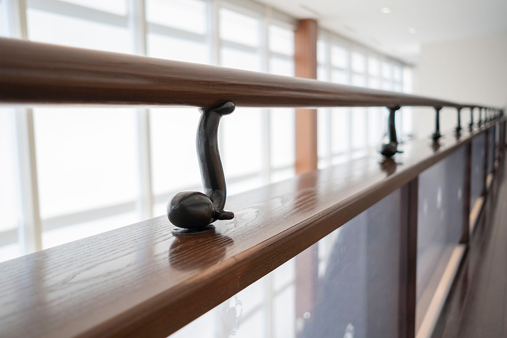 うなぎパイファクトリーの手すりはうなぎの形している