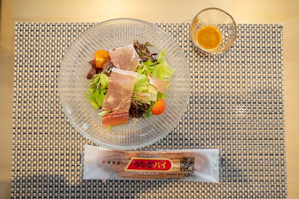 前菜のサラダはうなぎパイ付き