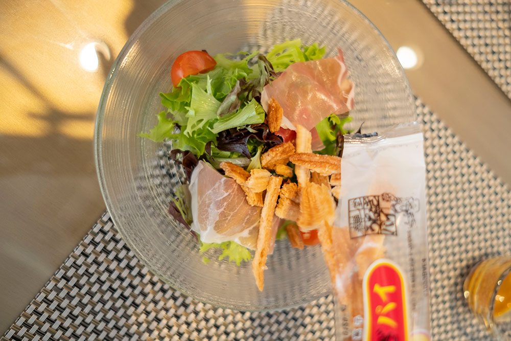 付属していたうなぎパイを割り砕いてサラダにかける