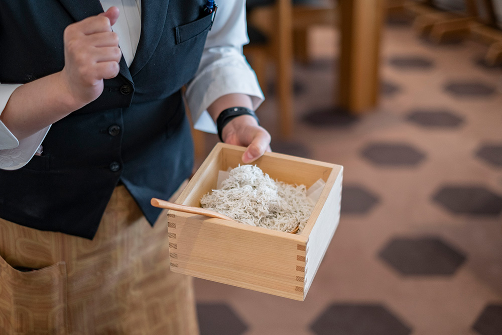 店員さんが升に入った遠州灘産釜揚げしらすを持ってきた