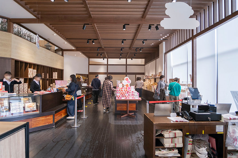 うなぎパイファクトリーのお土産ショップ店内