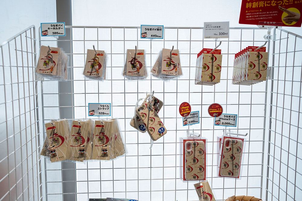 うなぎパイファクトリーのショップにはたくさんのグッズが並んでいる